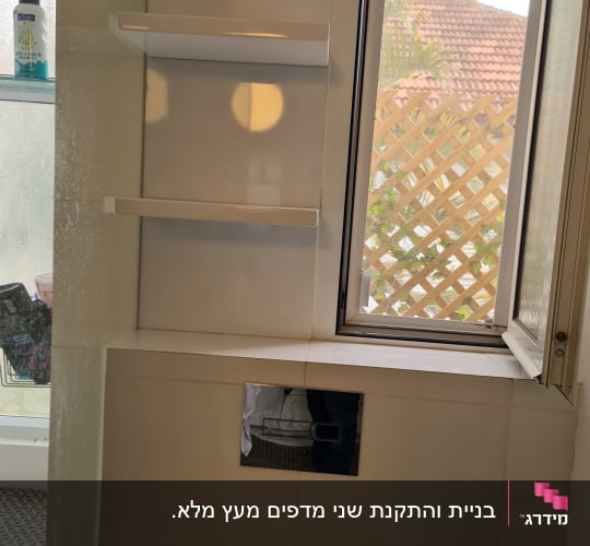 מדף עץ לבן מותקן על קיר לבן